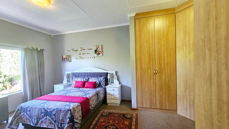 6 Bedroom Property for Sale in Fraaiuitsig Western Cape